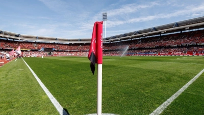 Blick auf die Eckfahne am Spielfeld. (Foto: Daniel Karmann/dpa)