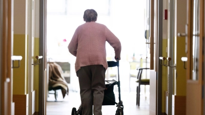 Nach den Pflegeberufen sollen nun auch andere Gesundheitsberufe nach den beschleunigten Verfahren abgewickelt werden. (Symbolbild) (Foto: Sebastian Kahnert/dpa)