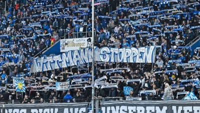 Hoffenheimer Fans protestierten beim Spiel gegen Leipzig gegen Spielerberater Roger Wittmann. (Foto: Uwe Anspach/dpa)