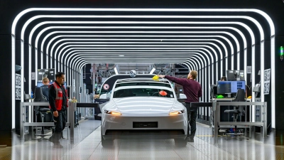 Teslas Auslieferungen gingen zuletzt zurück. (Archivbild) (Foto: Patrick Pleul/dpa)