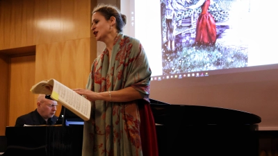 Interpretierte Schumann-Lieder als Sängerin und Malerin: Julia Küßwetter. Jürgen Kruse begleitete sie am Flügel. (Foto: Jens Plackner)