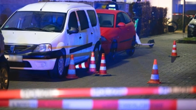 Die Tat soll sich am späten Freitagabend auf einem Parkplatz nahe der Veranstaltungshalle Motorworld im Stadtteil Ossendorf ereignet haben. (Foto: Henning Kaiser/dpa)