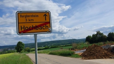 Das Ortsschild muss ein ganzes Stück weit nach außen versetzt werden, damit eine Zufahrt zu einem landwirtschaftlichen Anwesen gebaut werden kann. (Foto: Katrin Merklein)