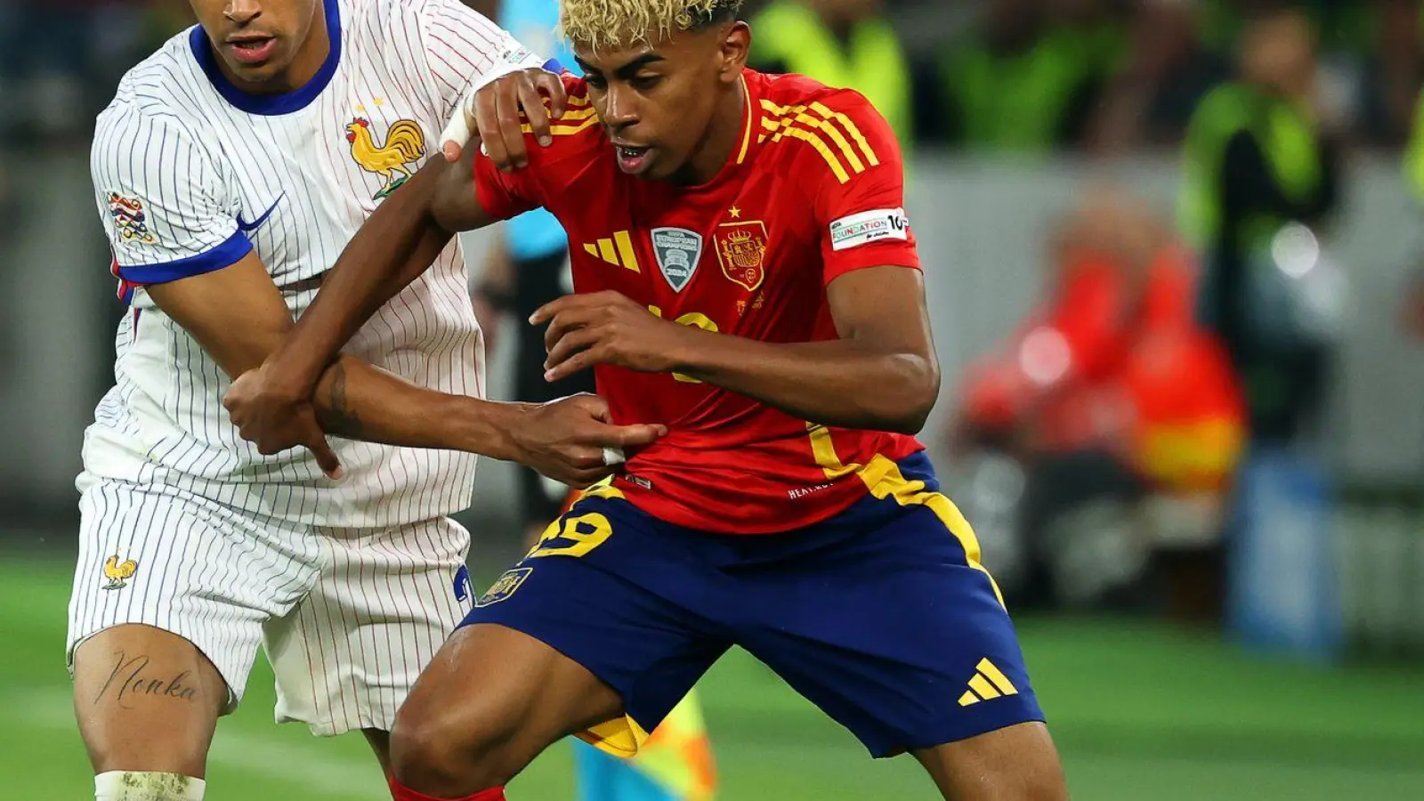 Spaniens neues Fußball-Juwel: Der erst 17 Jahre alte Lamine Yamal (r.). (Foto: Christian Charisius/dpa)