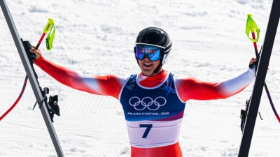 Franjo von Allmen bejubelt seinen nächsten Olympia-Triumph. (Foto: Peter Klaunzer/KEYSTONE/dpa)