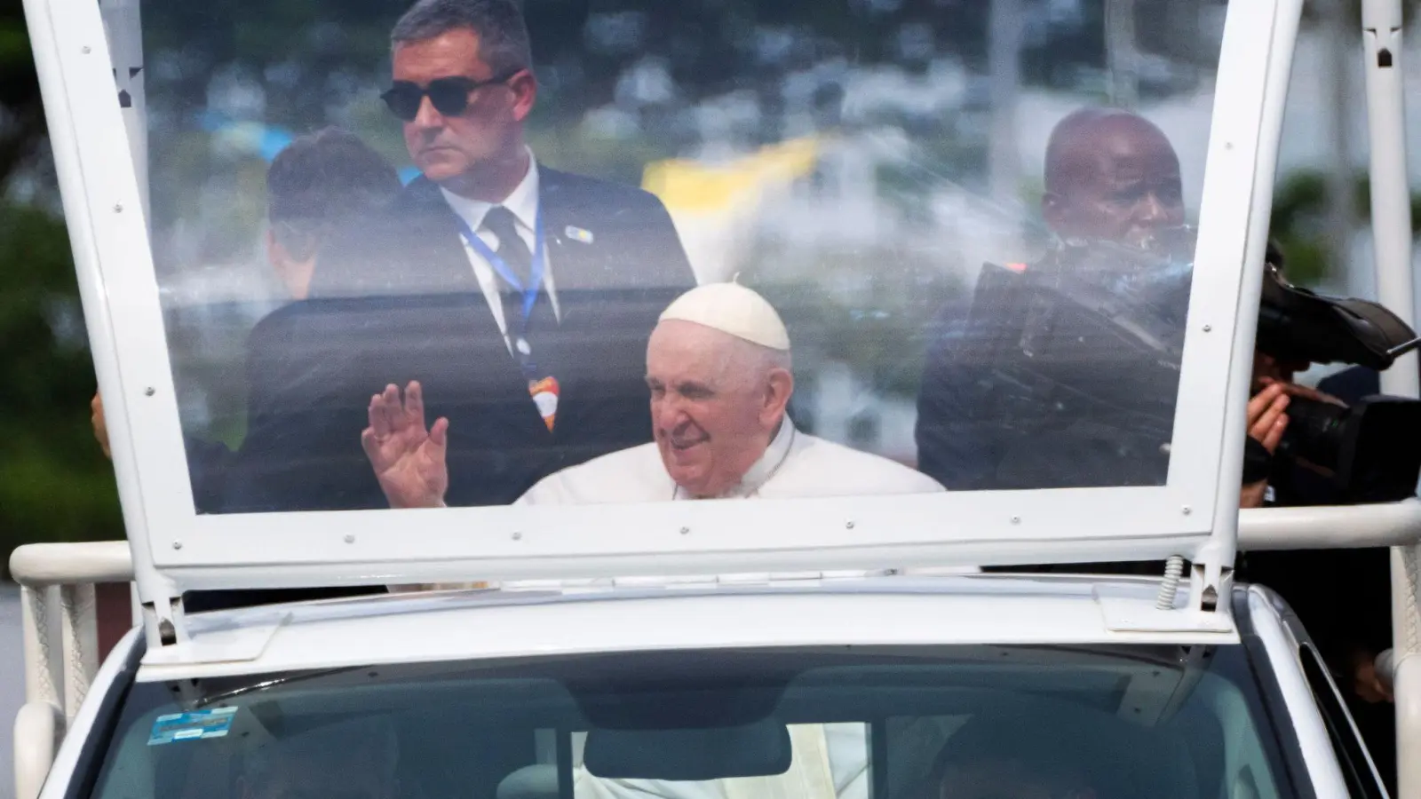 Die Reise in den Kongo und in den Südsudan ist dem Papst wichtig - für ihn ist es eine Pilgerfahrt des Friedens. (Foto: Jerome Delay/AP/dpa)