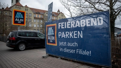 Nach Düsseldorf und Hamburg testen nun auch die drei mittelfränkischen Städte, ob Supermarkt-Parkplätze eine Lösung für das Parkproblem nach Feierabend sein können. (Symbolbild) (Foto: Daniel Vogl/dpa)