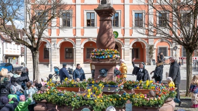 Der Osterbrunnen am Marktplatz in Neustadt an der Aisch wurde am Freitag um 11 Uhr feierlich von Pfarrerin Tabea Richter gesegnet. Kinder des Friedrich-Oberlin-Kindergartens und des Louise-Scheppler-Kindergartens sowie der Obst- und Gartenbauverein gestalteten den Brunnen – ein gelungenes Gemeinschaftsprojekt. (Foto: Mirko Fryska)