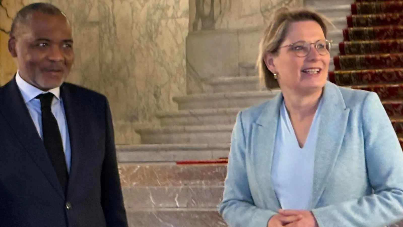 Bundesjustizministerin Stefanie Hubig (SPD) triff den den stellvertretenden Gerichtskanzler des Internationalen Gerichtshofs (IGH), Jean-Pelé Fomété.  (Foto: Ann-Beatrice Clasmann/-/dpa)