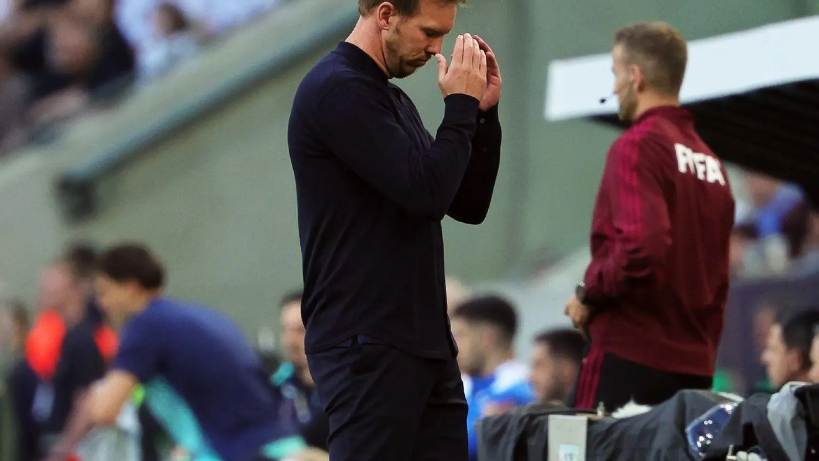 Bundestrainer Julian Nagelsmann (M) lässt sich nach Neuers Fehler im Test gegen Griechenland auf keine Torwart-Diskussion ein. (Foto: Christian Charisius/dpa)