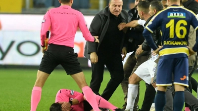 Ankaragücüs Club-Chef Faruk Koca (3.v.l.) brachte den Schiedsrichter Halil Umut Meler mit einem Faustschlag zu Boden. (Foto: Abdurrahman Antakyali/Depo Photos/AP/dpa)