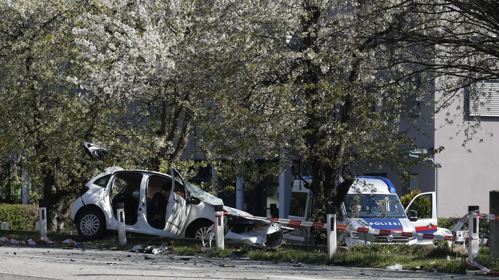 Das Unfall-Auto nach einem Frontalzusammenstoß mit einem anderen Auto in Graz. (Foto: Erwin Scheriau/APA/dpa)