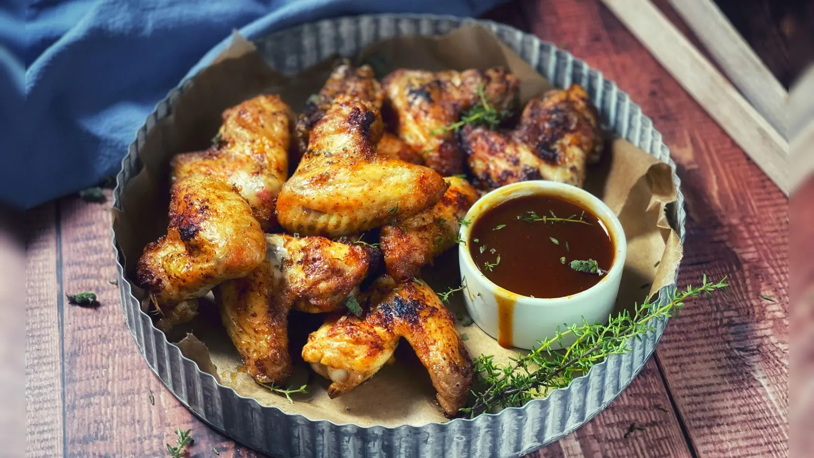 Damit nichts in die Glut tropft, empfiehlt sich für die Chicken Wings eine sämige Marinade aus Trockengewürzen. (Foto: Anja Würfl/die-frau-am-grill.de/dpa-tmn)