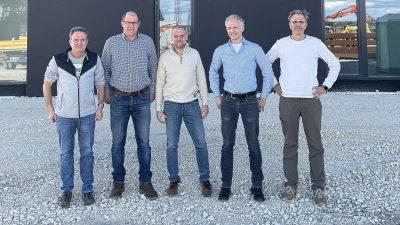 Sind optimistisch, dass die Therapieschule im Herbst eröffnen kann (von links): Bauherr Heino Pfeiffer, Christian Jaks, Markus Pschick, Dr. Peer Medau und Gottfried Hois (Foto: Laura Wildfeuer)