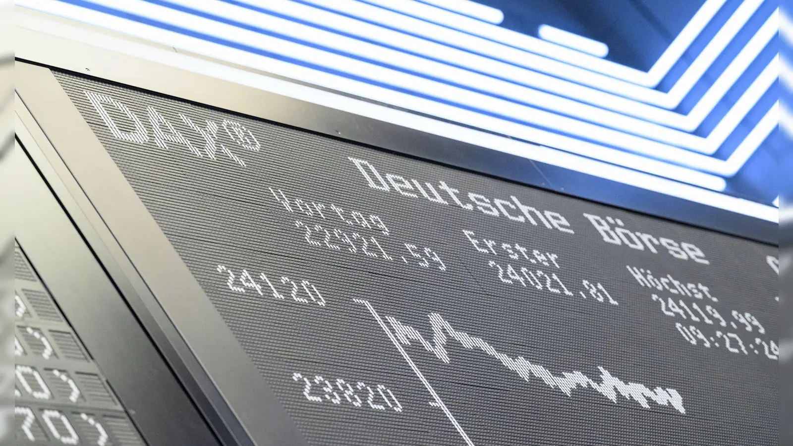 Viele Menschen legen Geld an der Börse an, besonders beliebt: börsengehandelte Indexfonds, sogenannte ETFs. (Symbolbild) (Foto: Hannes P Albert/dpa)