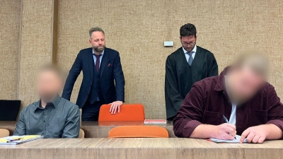 Die beiden Angeklagten schwiegen zunächst. (Foto: Britta Schultejans/dpa)