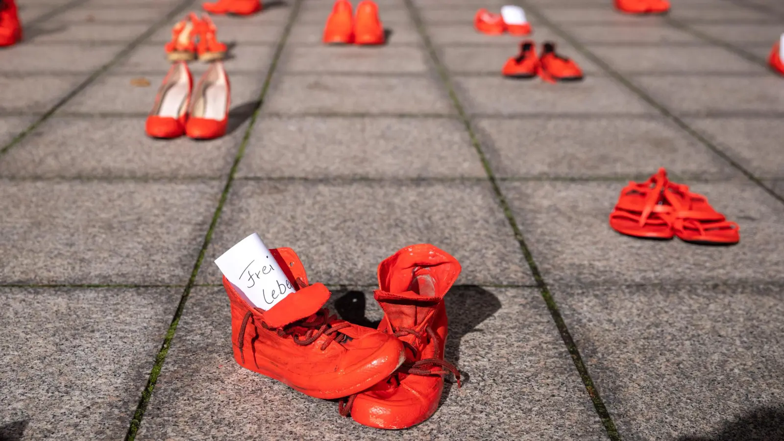 Mit roten Schuhen wurde bereits vor dem Staatstheater Nürnberg ein Zeichen gegen Gewalt an Frauen gesetzt. (Foto: Pedro Malinowski)