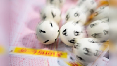 Lotto-Kugeln liegen auf einem Lottoschein. (Foto: Tom Weller/dpa/Symbolbild)