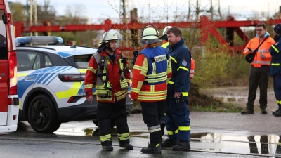 Polizei und Feuerwehr am Unglücksort in Neumarkt/Oberpfalz. (Foto: Klein/vifogra/dpa)