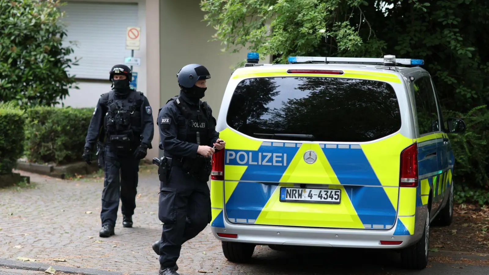 Die Polizei ist seit dem frühen Morgen in Leverkusen im Einsatz. (Foto: Christoph Reichwein/dpa)