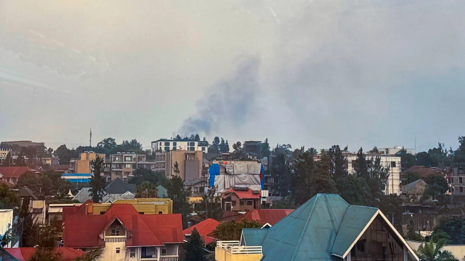 Rauch steigt über der Provinzhauptstadt Goma auf. (Archivbild) (Foto: Moses Sawasawa/AP/dpa)