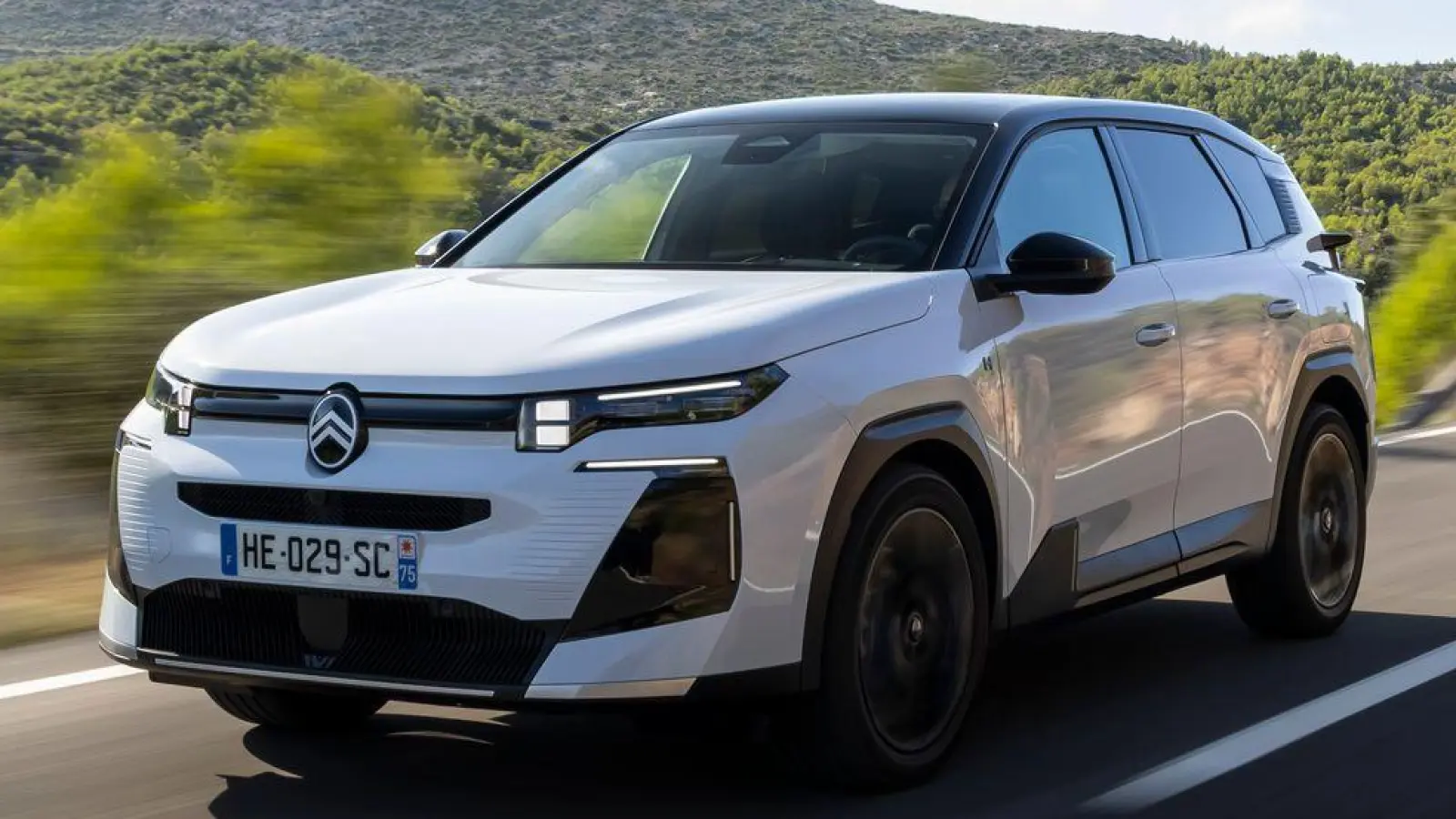 Etwas länger und breiter: Der neue Citroën C5 Aircross hat zwar auch „nur” fünf Sitzplätze, bietet aber insgesamt mehr Platz. (Foto: Adrien Cortesi/Stellantis/Citroën/dpa-tmn)