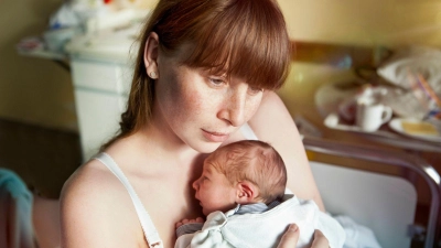 Bereute Elternschaft gilt nach wie vor als tabuisiertes Gefühl, besonders für Mütter. (Foto: Mareen Fischinger/Westend61/dpa-tmn)