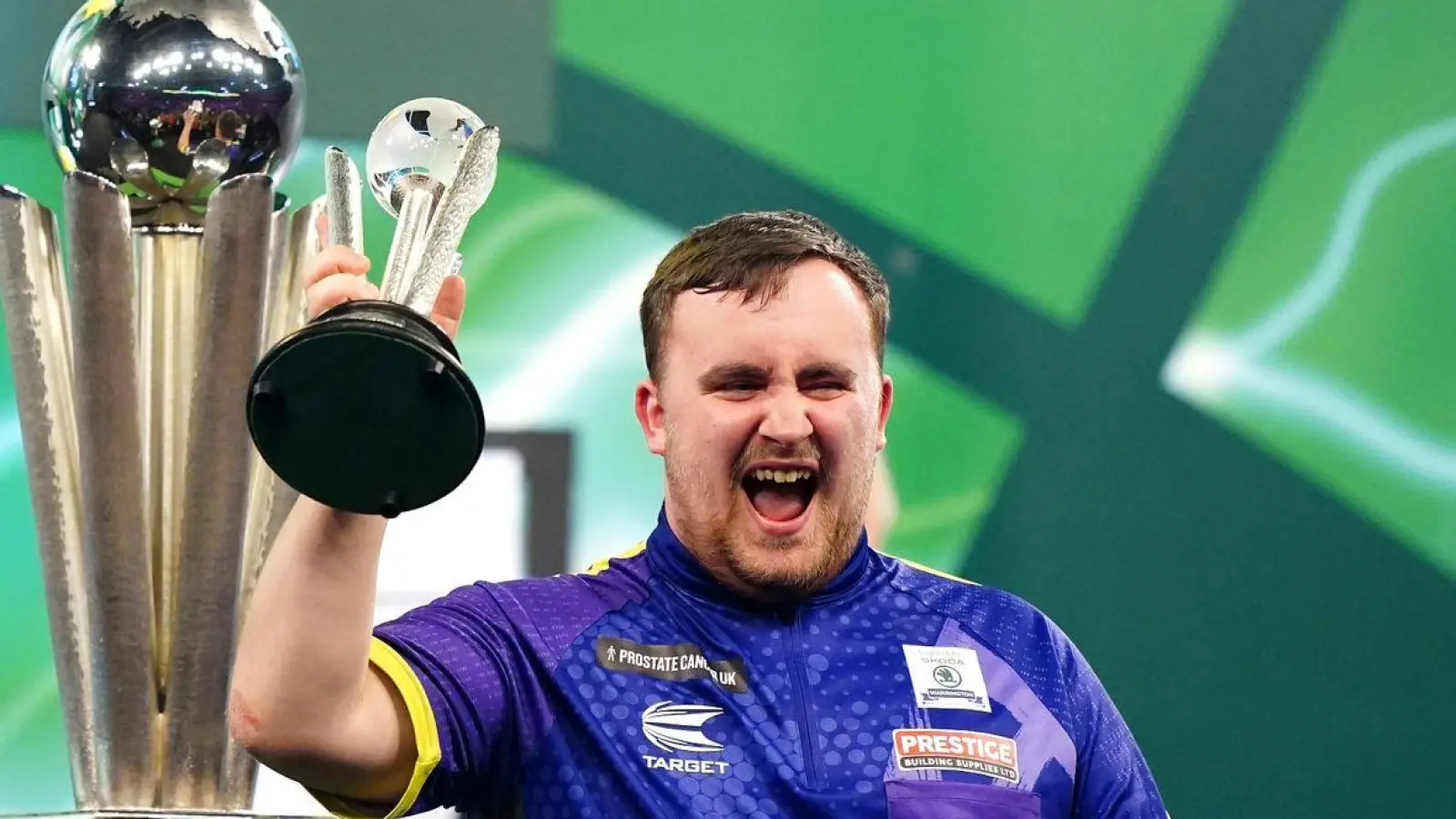 Luke Littler jubelt mit dem Pokal für den zweiten Platz. (Foto: Zac Goodwin/PA Wire/dpa)