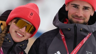 Leonie Walter und Guide Christian Krasman jubeln über Bronze.  (Foto: Martin Schutt/dpa)