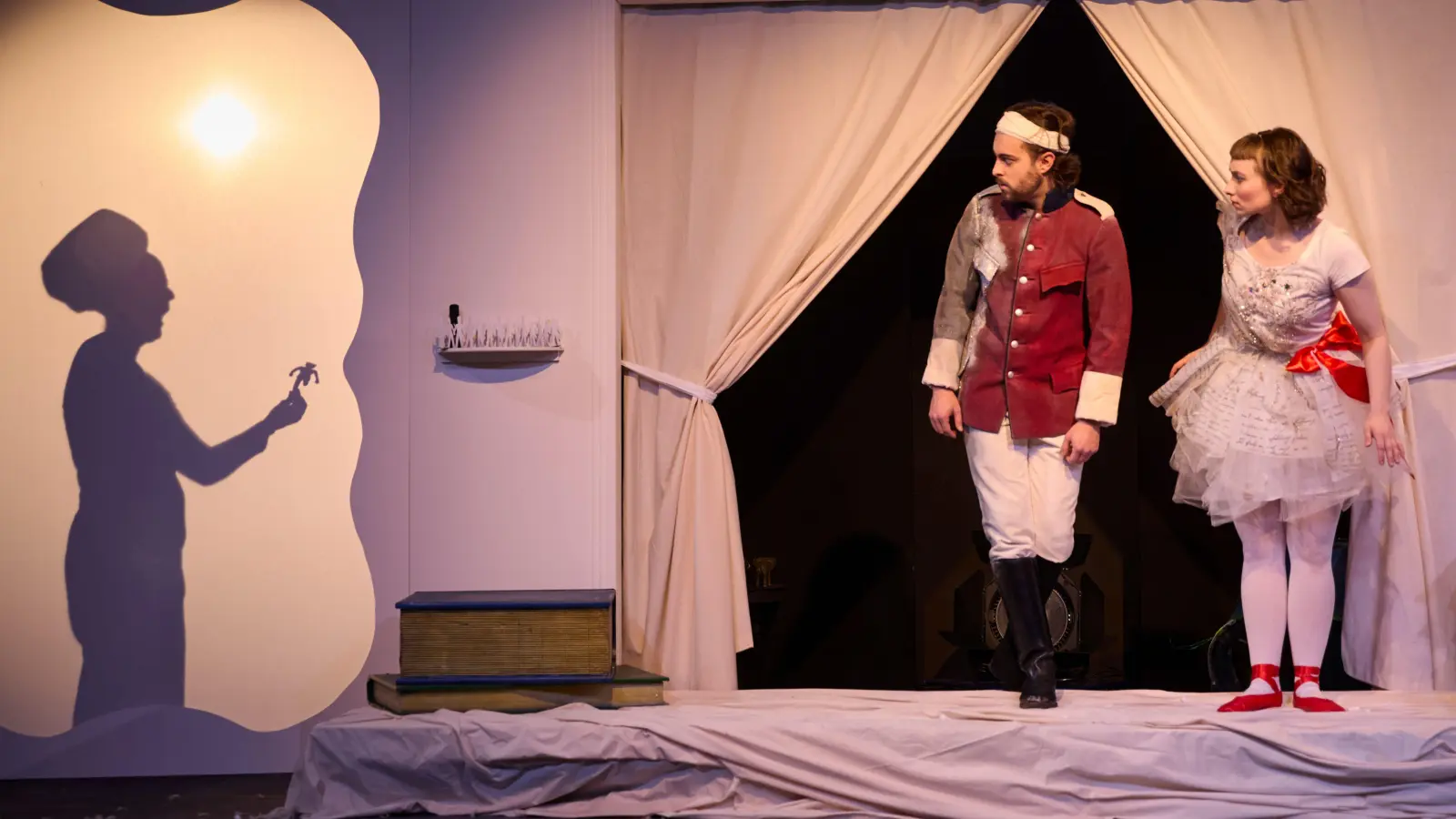 Spiel mit Schatten – eine Szene mit Leonard Graeber, Luise Pahlke und als Schattengestalt Maike Frank aus „Der Zinnsoldat und die Papiertänzerin”. (Foto: Ludwig Olah)