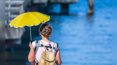 Manche helfen sich mit Sonnenschirmen.  (Foto: Jens Büttner/dpa)