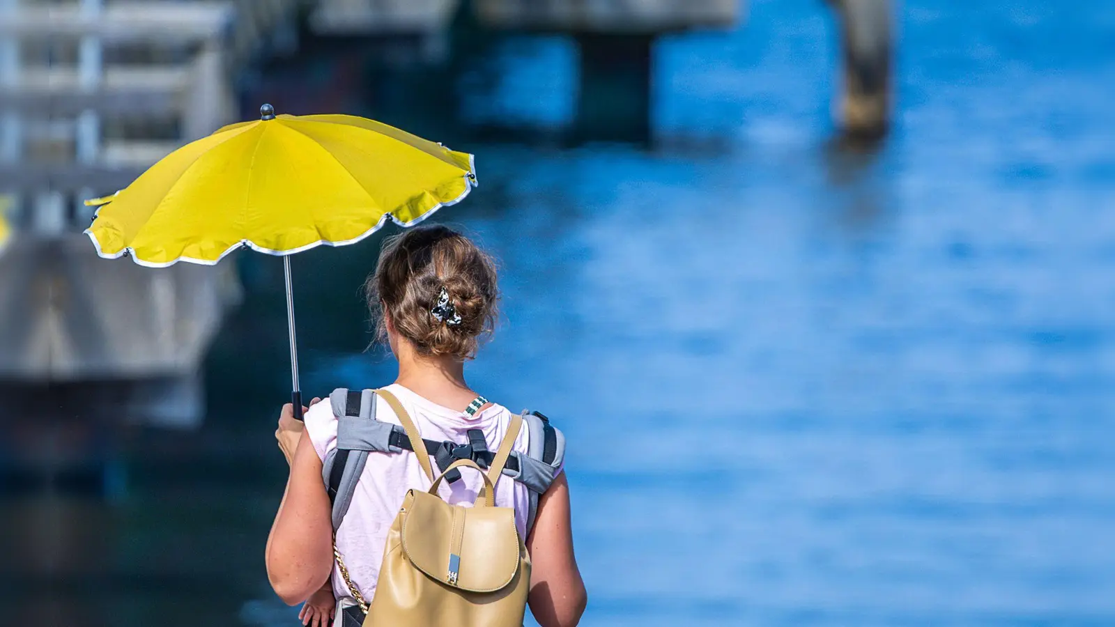 Manche helfen sich mit Sonnenschirmen.  (Foto: Jens Büttner/dpa)