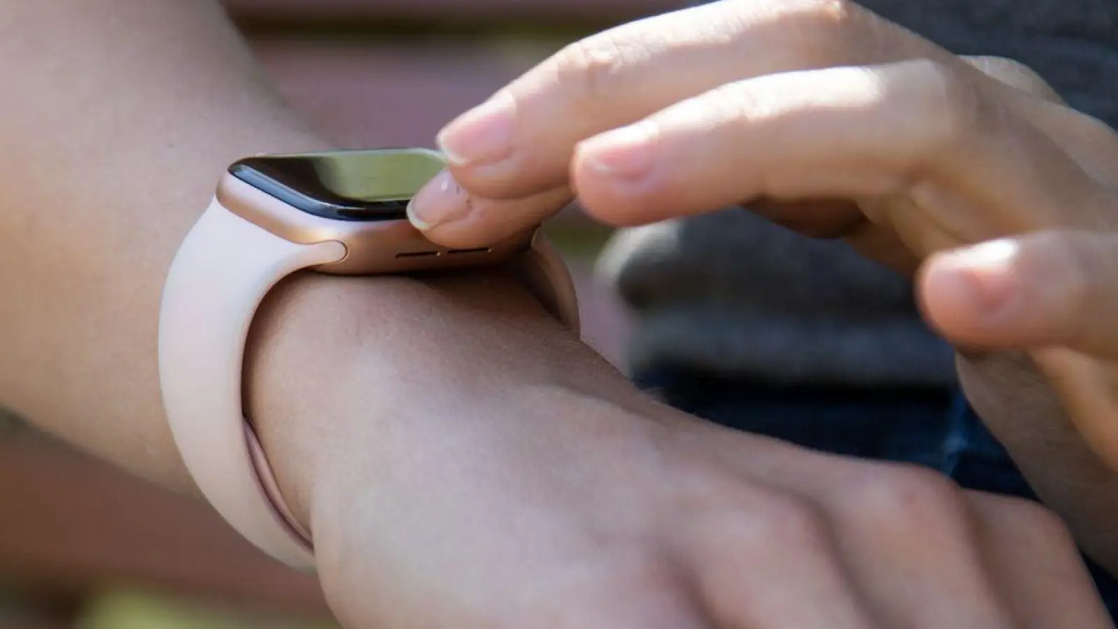 Die Stiftung Warentest nahm 17 neue und 7 ältere Smartwatches unter die Lupe und stellt fest: Die Topmodelle aus der Vorsaison sind immer noch konkurrenzfähig. (Foto: Christin Klose/dpa-tmn)