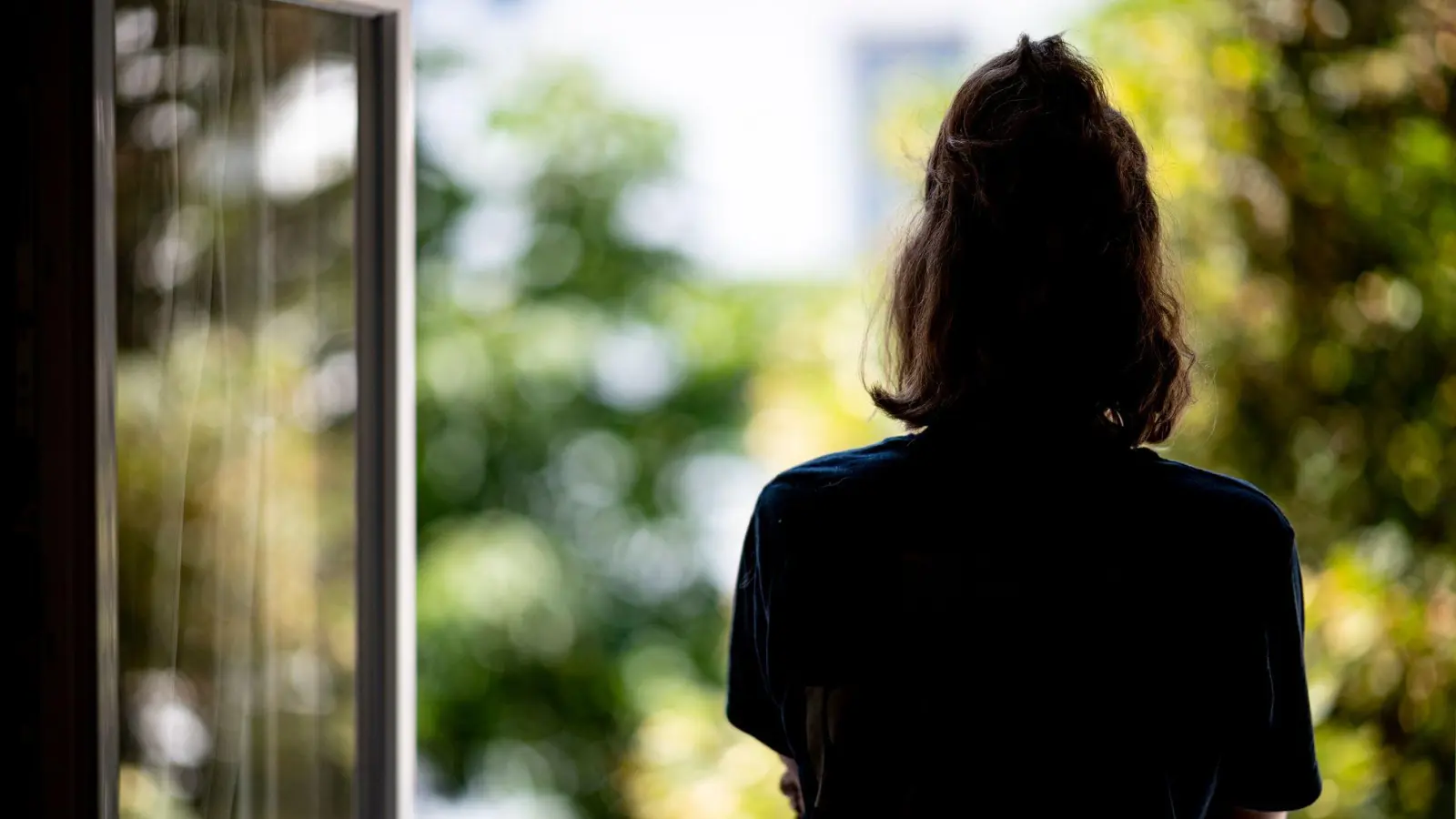 Hitze belastet nicht nur den Körper, sondern auch die Psyche.  (Foto: Fabian Sommer/dpa/dpa-tmn)