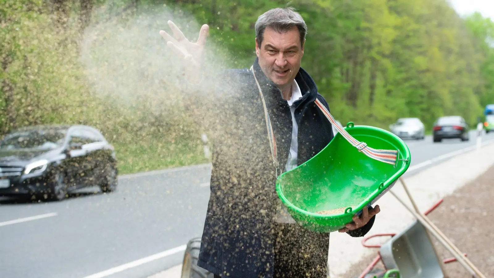 Bayerns Ministerpräsident Markus Söder bringt Saatgut für einen „Bienen-Highway“ in Schwaig bei Nürnberg aus. (Foto: Timm Schamberger/dpa)