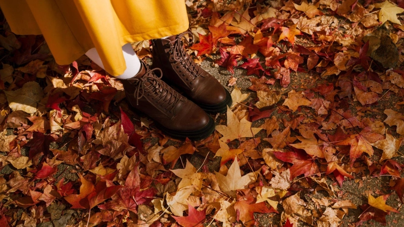 Am besten noch vor dem ersten Herbstspaziergang machen: neue Schuhe imprägnieren. (Foto: Natalia Deriabina/Westend61/dpa-tmn)