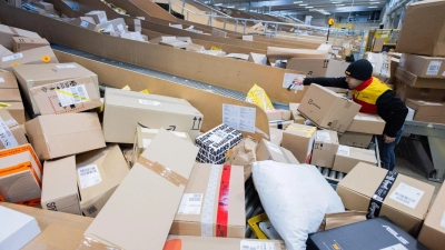 2025 wickelten die europäischen Zollämter nach Angaben der EU-Staaten rund sechs Milliarden Pakete von Onlinehändlern ab. (Symbolbild) (Foto: Rolf Vennenbernd/dpa)