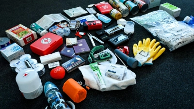 Eine Grundausstattung für den Notfall sollte jeder Zuhause haben. Dazu gehören auch Medikamente, Wasser und Lebensmittel für mehrere Tage. (Illustration) (Foto: Jens Kalaene/dpa)