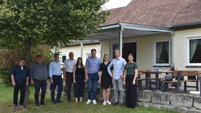 Die Manager der Kommunalen Allianzen im Kreis und einige Bürgermeister trafen sich an der Oberalbacher Dorfscheune, um Projekte vorzustellen. Eines davon ist die Überdachung, vor der die Gruppe steht. (Foto: Ute Niephaus)