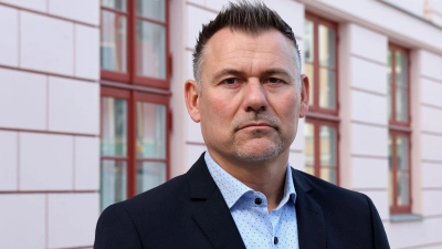 Der Güstrower Bürgermeister Sascha Zimmermann (FDP) hofft nach dem Fund einer Kinderleiche auf zeitnahe Ermittlungsergebnisse. (Foto: Bernd Wüstneck/dpa)