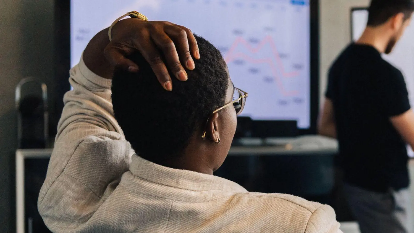 Kein Meeting nach 18 Uhr: Wer sich das vornimmt, sollte auch konsequent nur vor dieser Zeit an Meetings teilnehmen. (Foto: Zacharie Scheurer/dpa-tmn)