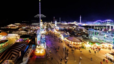 Das Münchner Oktoberfest durfte am Mittwochabend nach einer Bombendrohung wieder öffnen. (Foto: Daniel Karmann/dpa)