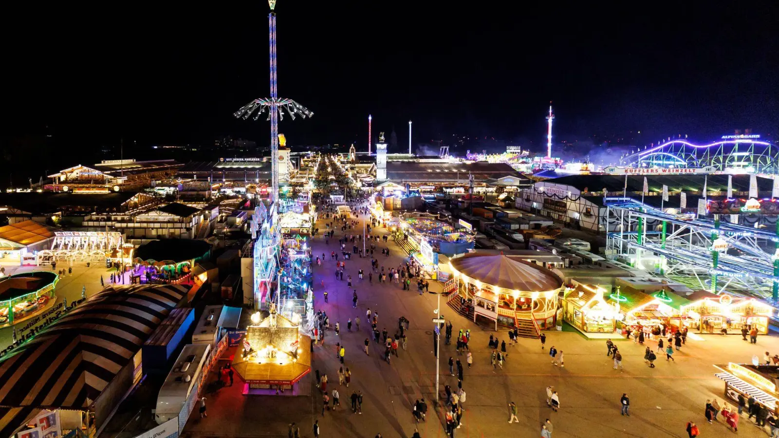 Das Münchner Oktoberfest durfte am Mittwochabend nach einer Bombendrohung wieder öffnen. (Foto: Daniel Karmann/dpa)