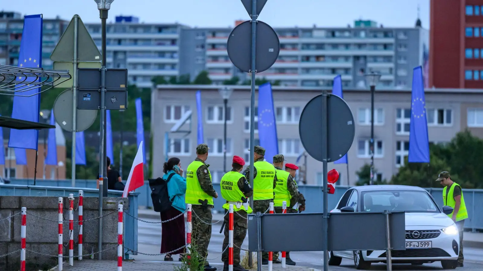 Jetzt wird auf beiden Seiten der Grenze kontrolliert. (Foto: Patrick Pleul/dpa)