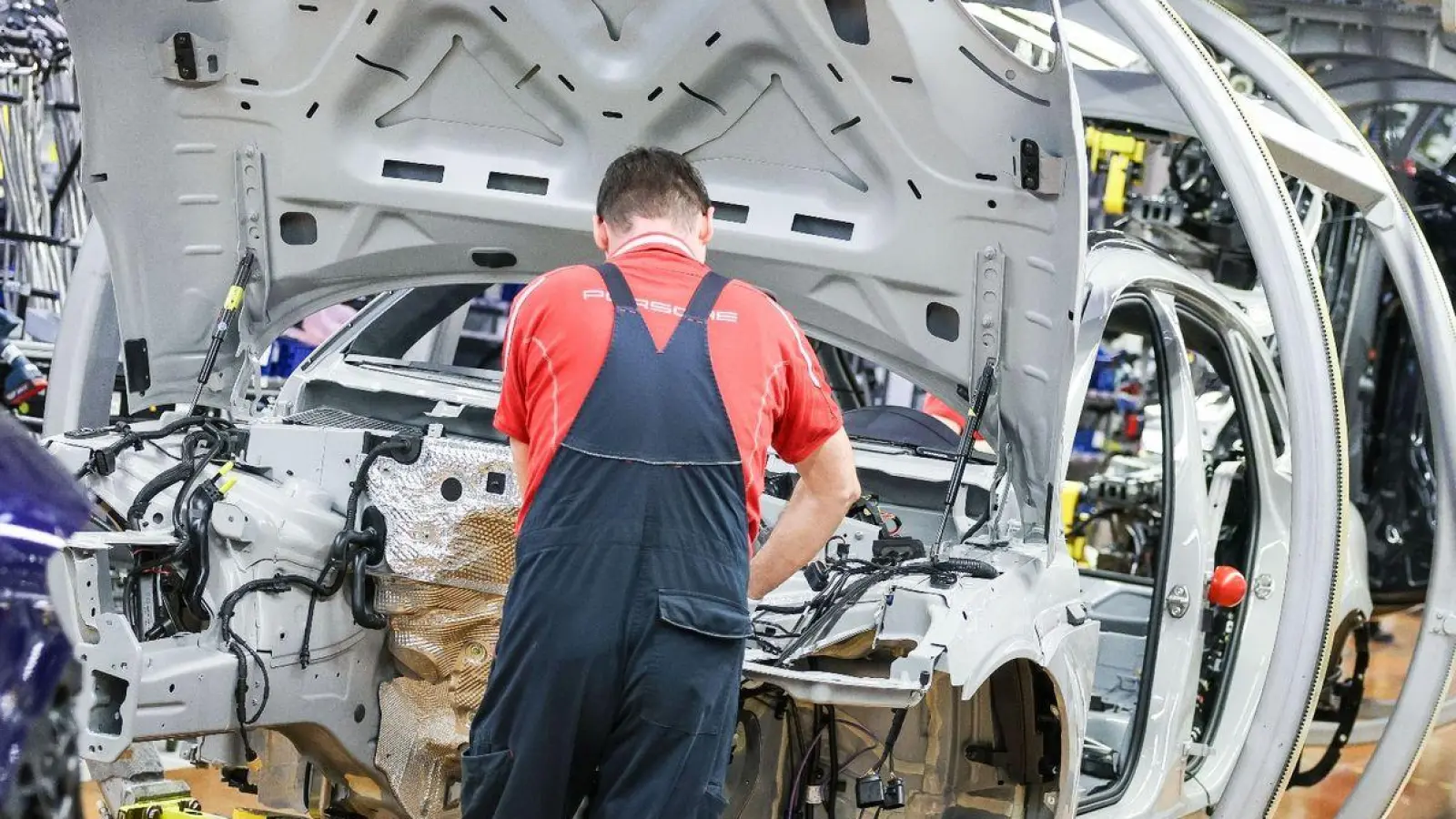 Einer Umfrage zufolge sanken zuletzt die Bindung der Beschäftigten und das Vertrauen in die Perspektiven ihres Arbeitgebers. Die Folge: hohe Bereitschaft für einen Jobwechsel. (Foto: Jan Woitas/dpa)