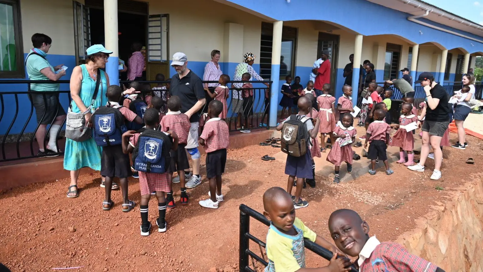 Turbulenter Empfang vor dem neuen Grundschulgebäude: Die Schüler nahmen die Gäste aus Franken sofort in Beschlag. (Foto: Wolfgang Grebenhof)