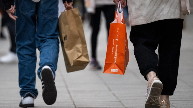 Viele Menschen in Deutschland sparen laut Umfrage bevorzugt bei Kleidung. (Foto: Monika Skolimowska/dpa)