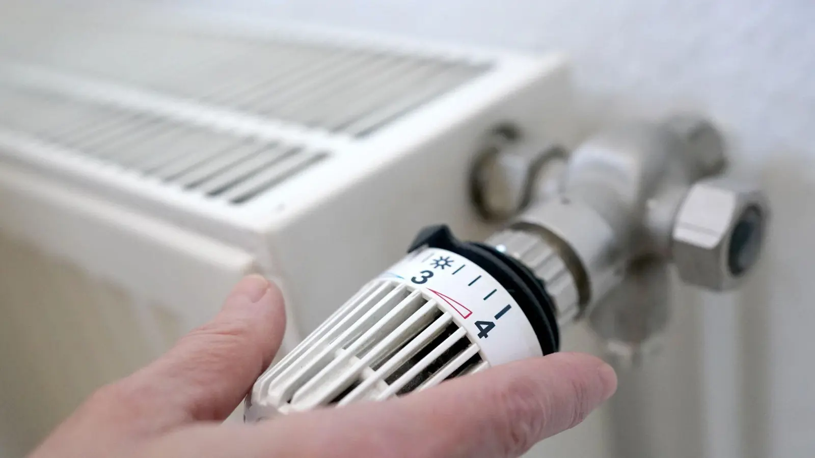 Eine Frau dreht an einem Heizungsthermostat. Die Modernisierungsumlage könnte für viele Mieter höhere Kosten bedeuten. (Foto: Marcus Brandt/dpa)