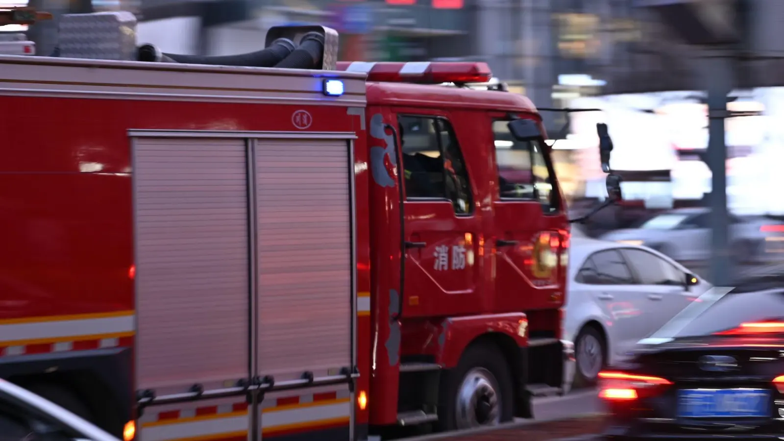 In der Provinz Fujian rückte die Feuerwehr aus, um ein Kind von einem Balkon zu retten. (Symbolbild)  (Foto: Johannes Neudecker/dpa)