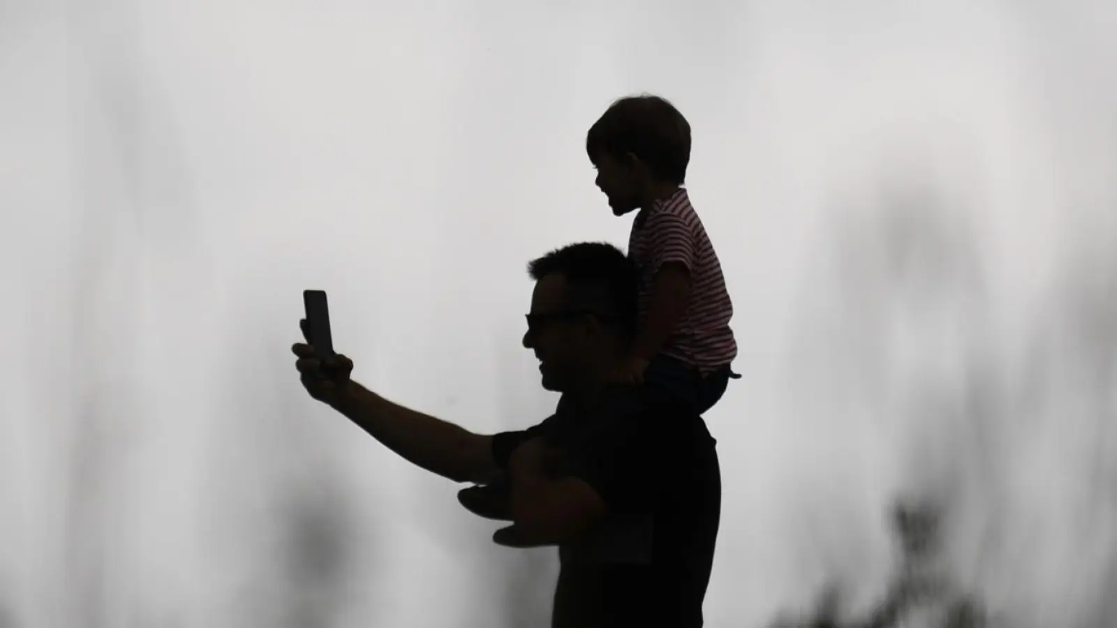 Ob Kinderfotos ins Internet gehören, ist eine vieldiskutierte Frage. (Archivfoto) (Foto: Arne Dedert/dpa)